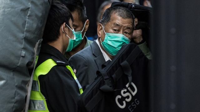 Le magnat de la presse de Hong Kong, Jimmy Lai, escorté dans un fourgon des services correctionnels de Hong Kong devant la Cour d'appel final après avoir été condamné à rester en prison pendant que les juges examinent sa nouvelle demande de libération sous caution, le 1er février 2021. [AFP - STR]