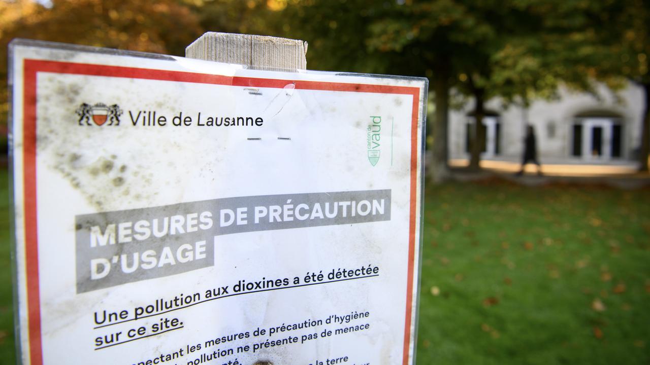 A Lausanne, la pollution des sols aux dioxines découverte en début d'année s'étend à une bonne partie de la ville, a communiqué lundi le canton de Vaud. D'autres cantons pourraient être concernés. [KEYSTONE - LAURENT GILLIERON]
