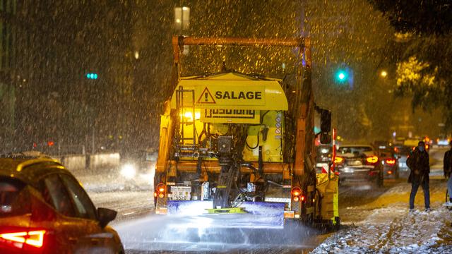 Collisions, glissades: la neige entrave la circulation. [Keystone - Salvatore Di Nolfi]