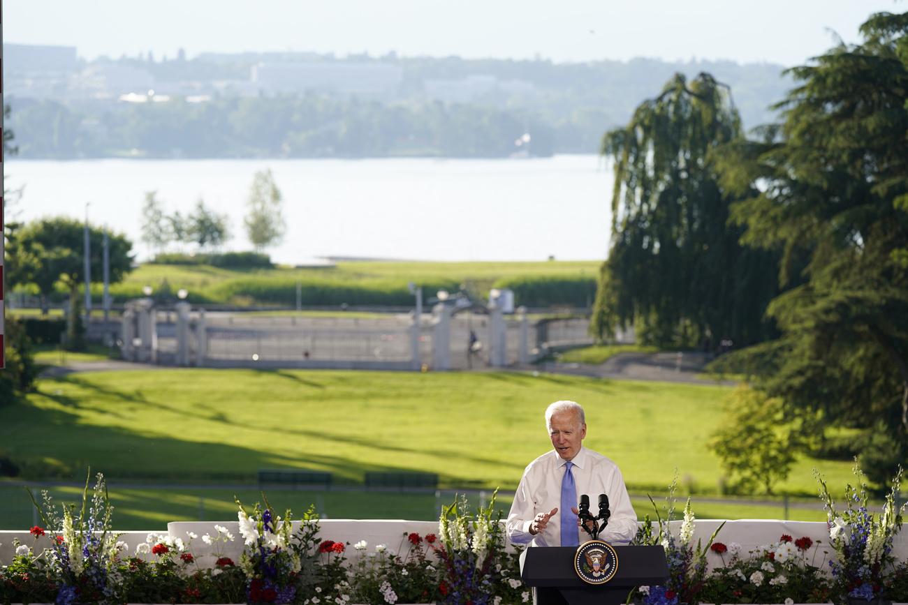 Joe Biden dans le cadre somptueux de la Villa La Grange. Avec la chaleur, le président américain a enlevé sa veste. [Keystone - Patrick Semansky]