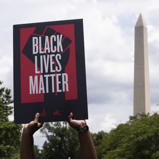 C’est à partir du moment où le terme "woke" a été repris par le mouvement américain Black Lives Matter qu’il s’est vraiment imposé dans les médias et sur les réseaux sociaux. [Keystone - EPA/Michael Reynolds]
