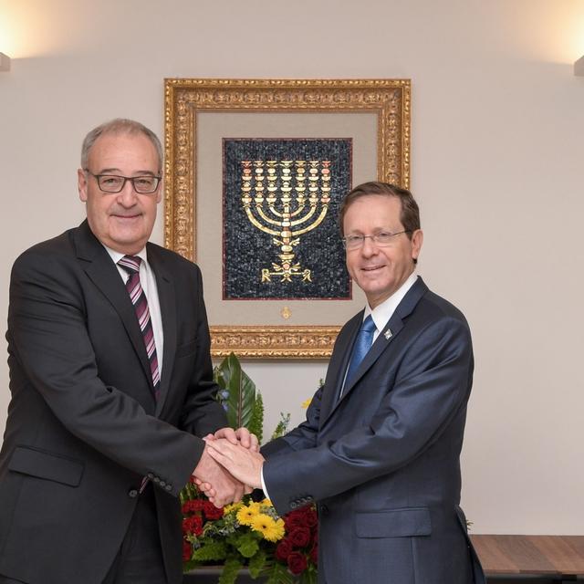 Le président de la Confédération suisse Guy Parmelin et le président israélien Isaac Herzog se serrent la main. [EPA/GPO/Keystone - Kobi Gideon]
