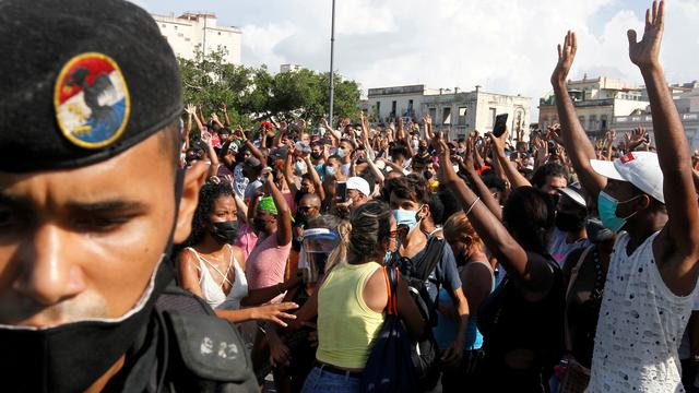 Le bilan des manifestations à Cuba se solde à un mort et plus de 100 arrestations. [Reuters - Stringer]