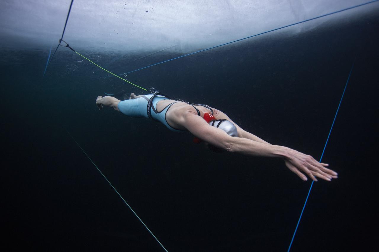 Johanna Nordblad plonge en maillot sous la glace à Hossa. [AFP - Elina Manninen]