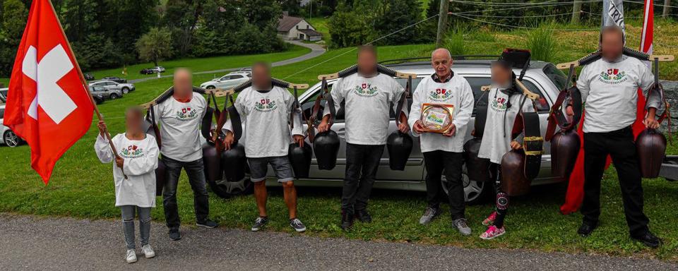 Ueli Maurer portant un t-shirt des "Freiheitstrychler", un groupe de sonneurs de cloches qui s'opposent aux mesures sanitaires, photographié lors d'une manifestation de l'UDC le 12 septembre 2021 dans l'Oberland zurichois. [Telegram - Freiheitstrychler]