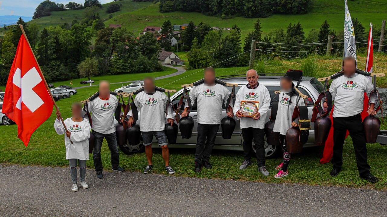 Ueli Maurer portant un t-shirt des "Freiheitstrychler", un groupe de sonneurs de cloches qui s'opposent aux mesures sanitaires, photographié lors d'une manifestation de l'UDC le 12 septembre 2021 dans l'Oberland zurichois. [Telegram - Freiheitstrychler]