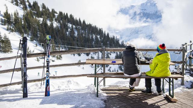 Des skieurs sur la terrasse du restaurant d'une station de ski à Obwald. [KEYSTONE - Urs Flueeler]