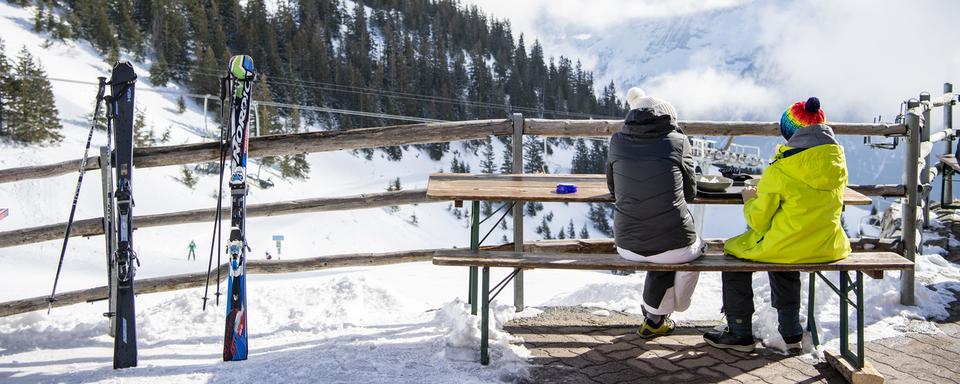 Des skieurs sur la terrasse du restaurant d'une station de ski à Obwald. [KEYSTONE - Urs Flueeler]