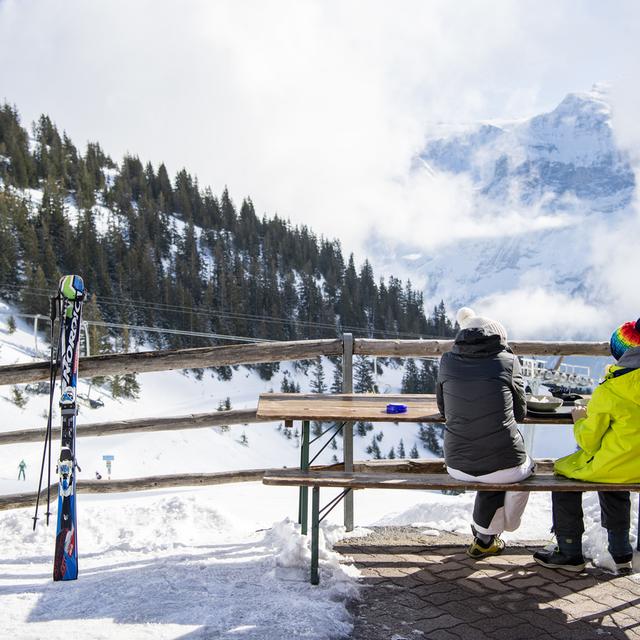 Des skieurs sur la terrasse du restaurant d'une station de ski à Obwald. [KEYSTONE - Urs Flueeler]