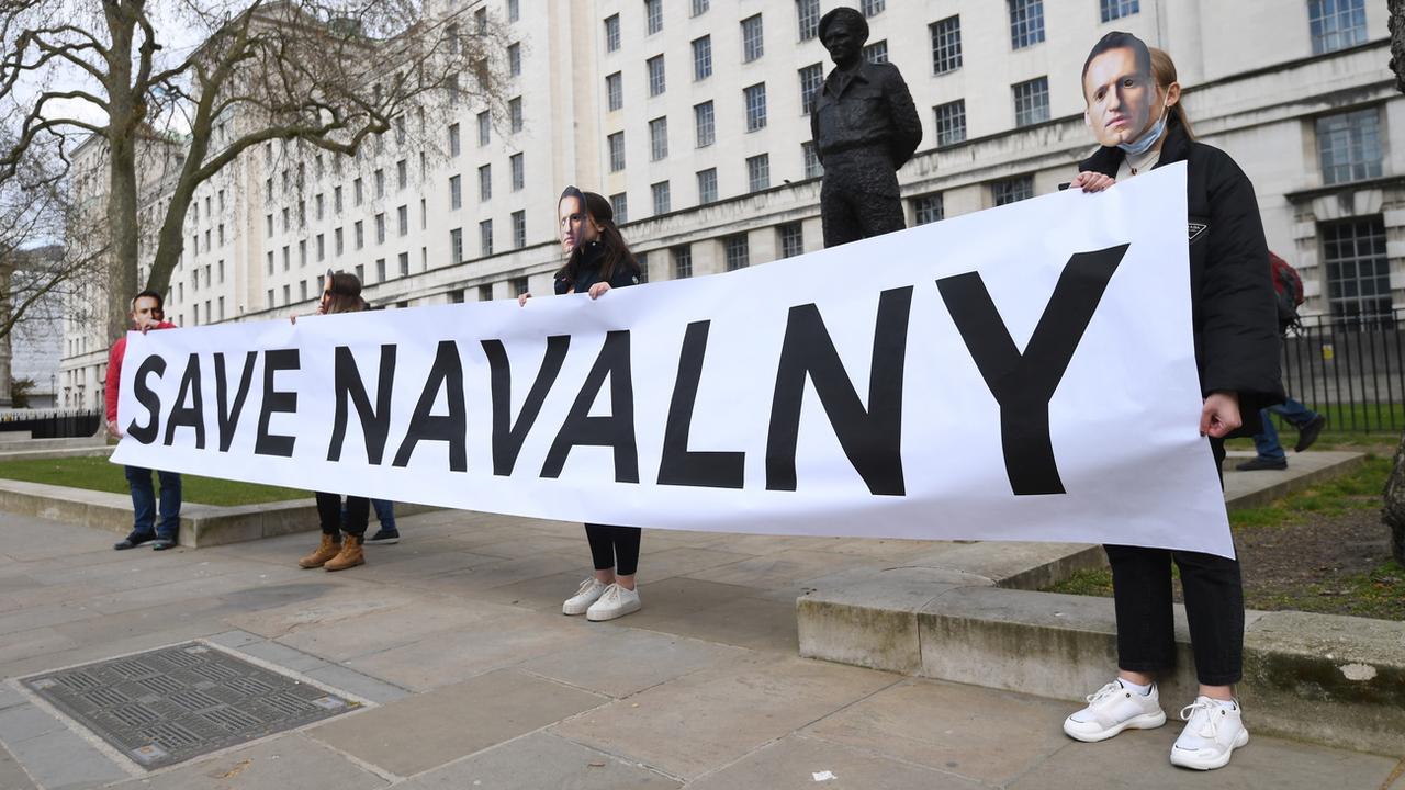 Les alliés de l'opposant russe Navalny appellent à manifester pour "sauver sa vie". [Keystone - EPA/Facundo Arrizabalaga]