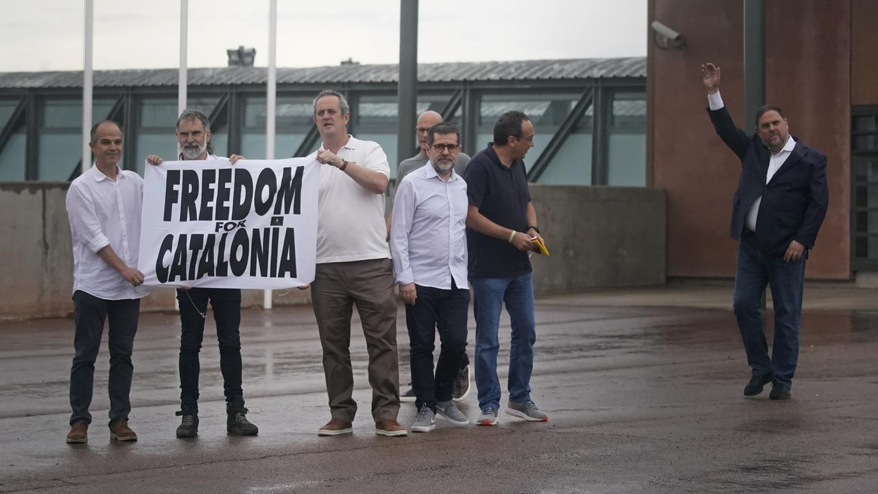 Les neuf indépendantistes catalans graciés par le gouvernement espagnol sont sortis de prison. [Keystone/AP Photo - Joan Mateu]
