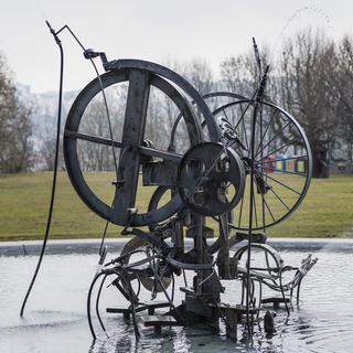 La fontaine de l'artiste fribourgeois Jean Tinguely, dédiée au coureur automobile Jo Siffert. [Keystone - Christian Beutler]