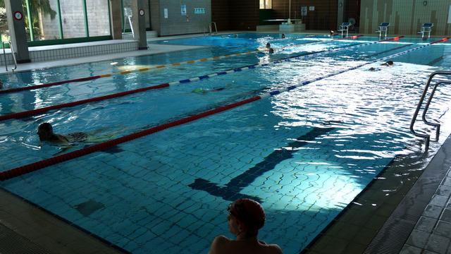 Pas plus de 13 personnes simultanément dans la piscine couverte de Delémont. [RTS - Gaël Klein]