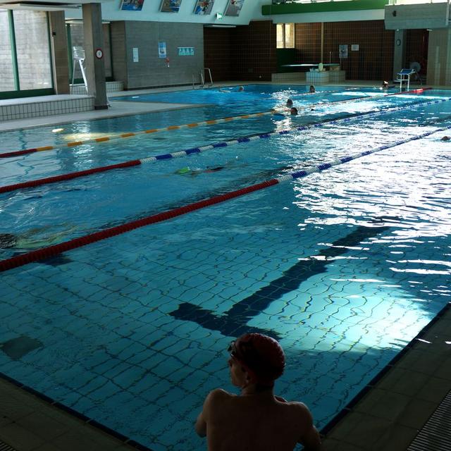 Pas plus de 13 personnes simultanément dans la piscine couverte de Delémont. [RTS - Gaël Klein]