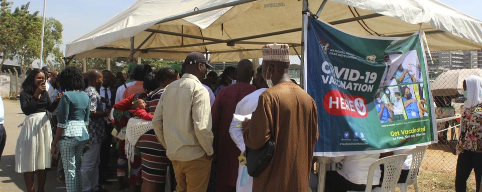 Un centre de vaccination au Nigeria. [AP Photo/Keystone - Gbemiga Olamikan]