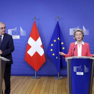 Guy Parmelin et Ursula von der Leyen devant la presse à Bruxelles. [Keystone - Francois Walschaerts, Pool via AP]