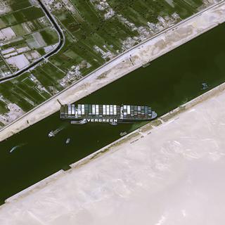 Un porte-conteneurs est bloqué dans le canal de Suez depuis plusieurs jours. [Distribution Airbus DS/Keystone - Cnes2021]