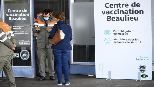 Des membres de la Protection civile accueillent les personnes à l'entrée du centre de vaccination de Beaulieu à Lausanne, le 19 avril 2021.