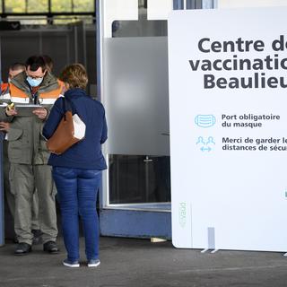 Des membres de la Protection civile accueillent les personnes à l'entrée du centre de vaccination de Beaulieu à Lausanne, le 19 avril 2021.