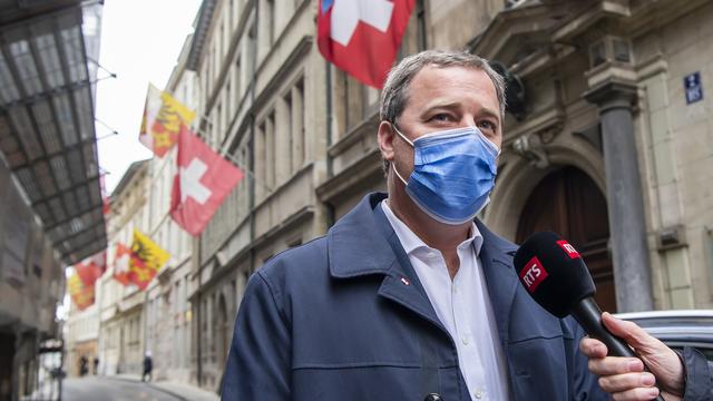 Le PLR Cyril Aellen a annoncé son retrait du second tour de l'élection partielle au Conseil d'Etat. Genève, le 7 mars 2021. [Keystone - Martial Trezzini]