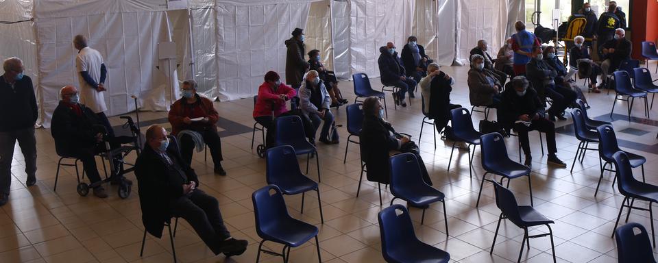 Un centre de vaccination proche de Lille en France. [AP Photo/Keystone - Michel Spingler]