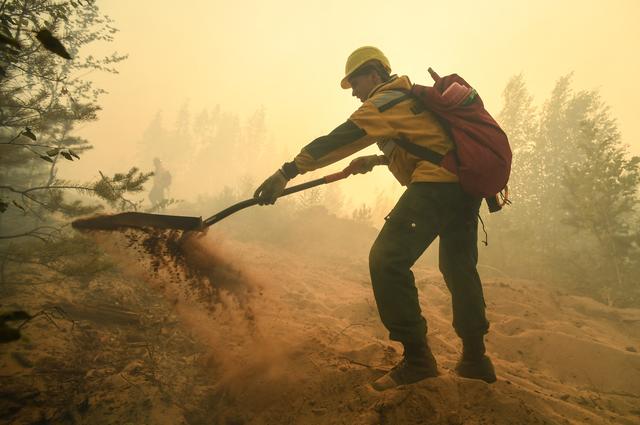 Des milliers de pompiers sont mobilisés pour combattre les incendies dans plusieurs régions de Russie. [SPUTNIK VIA AFP - MAKSIM BOGODVID]