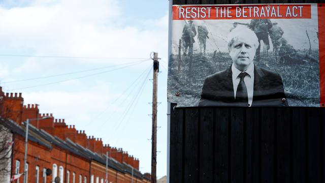 "Résiste à l'Acte de trahison" inscrit au-dessus d'une photo du Premier ministre britannique Boris Johnson, dans une rue de la capitale de Belfast, le 12 avril 2021 [Reuters - Jason Cairnduff]