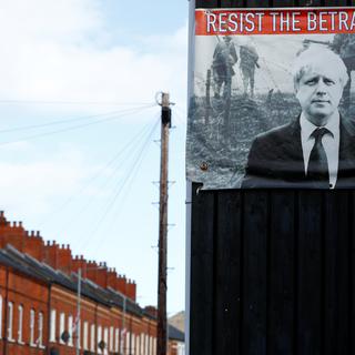 "Résiste à l'Acte de trahison" inscrit au-dessus d'une photo du Premier ministre britannique Boris Johnson, dans une rue de la capitale de Belfast, le 12 avril 2021 [Reuters - Jason Cairnduff]