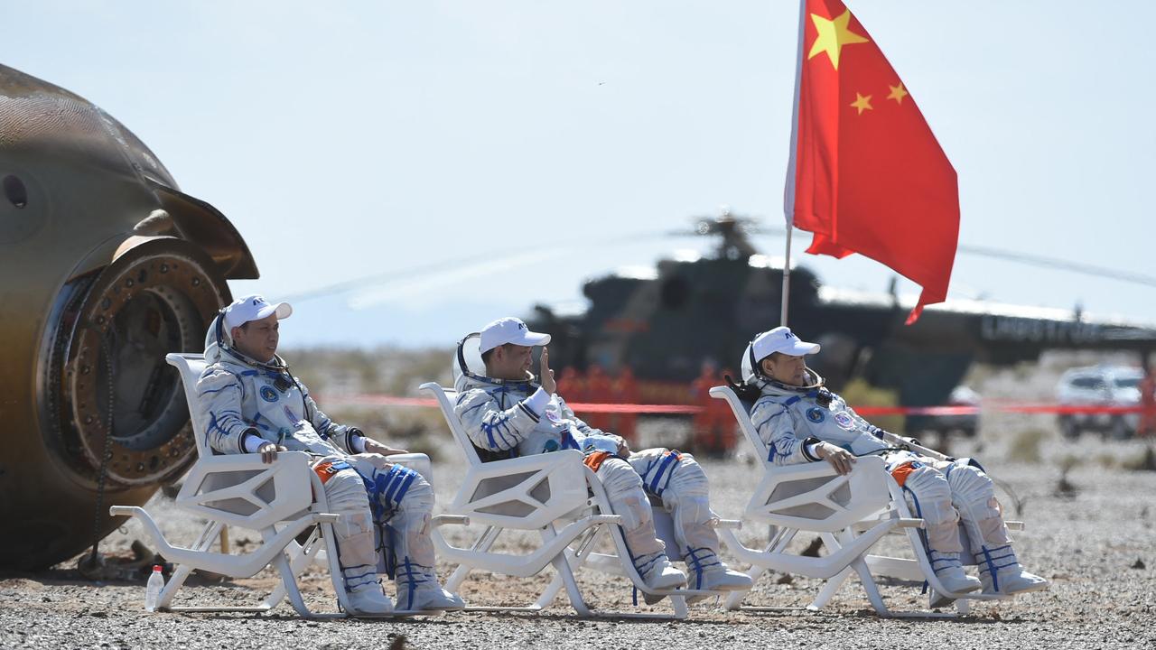 Les astronautes Nie Haisheng (centre), Liu Boming (droite) et Tang Hongbo (gauche) de retour de leur séjour de trois mois dans la future station spatiale chinoise. [AFP - Lian Zhen / Xinhua]