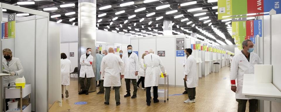 Des médecins vaccinent bénévolement dans le centre géant de Palexpo, à Genève. [KEYSTONE - Salvatore Di Nolfi]