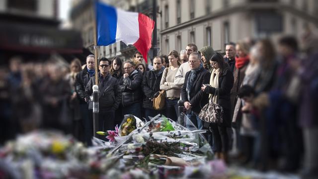 Une minute de silence pour les victimes des attentats du 13 novembre à Paris. [EPA/Keystone - Etienne Laurent]