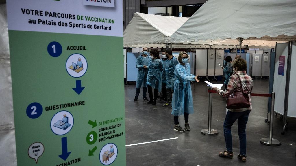 Après des débuts poussifs, la vaccination contre le coronavirus progresse en France. [AFP - Jean-Philippe Ksiazek]