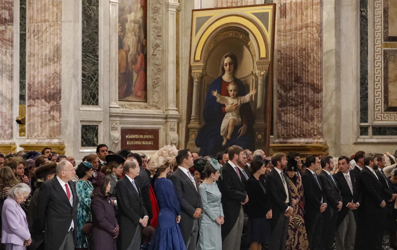 Les invités attendent le début de la cérémonie de mariage du grand-duc Gueorgui Romanov et son épouse Rebecca Bettarini à la cathédrale Saint-Isaac de Saint-Pétersbourg. [KEYSTONE - Anatoly Maltsev / EPA]