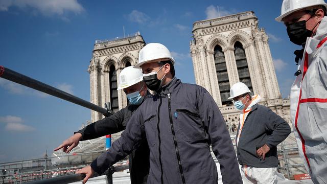 Emmanuel Macron sur le chantier de Notre-Dame de Paris, 15.04.2021. [Pool/AFP - Benoît Tessier]