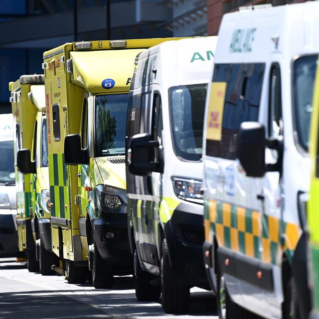 Des ambulances attendent à l'extérieur du Royal London Hospital. Londres, le 14 juin 2021. [Keystone/epa - Andy Rain]