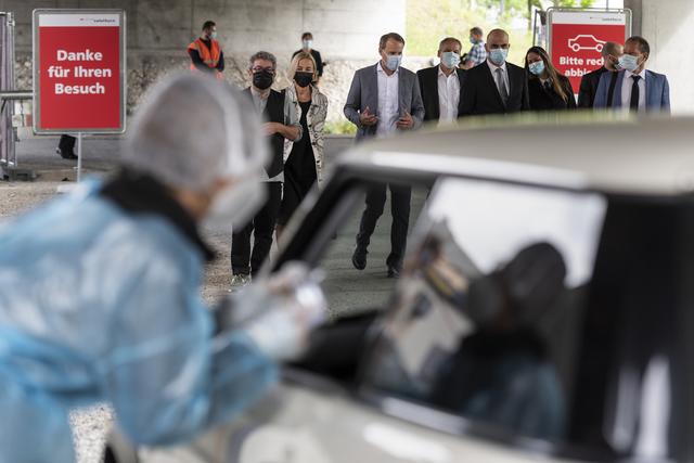 Le conseiller fédéral Alain Berset a visité mardi le premier centre de vaccination "drive-in" du pays à Granges (SO). [Keystone - Alessandro della Valle]