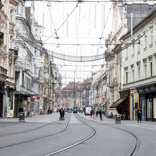 Une rue déserte de Graz, en Autriche, le 22 novembre 2021. [APA/Keystone - Erwin Scheriau]