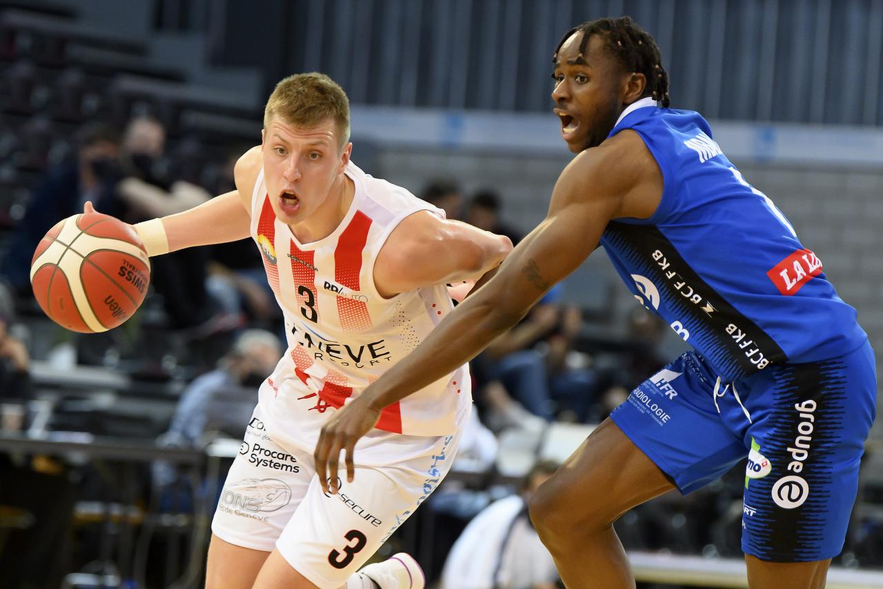 Le Genevois Donatas Sabeckis contre le Fribourgeois Boris Mbala: très beau duel entre les deux meilleures équipes du pays. [Keystone - Anthony Anex]