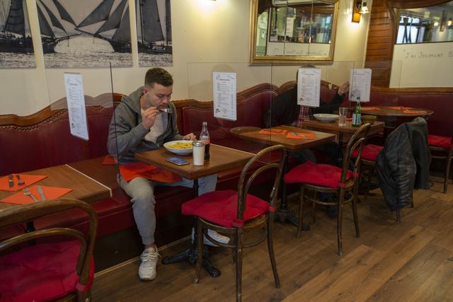 Un client dans un restaurant lors de la réouverture temporaire en mai 2020. [Keystone - Salvatore Di Nolfi]