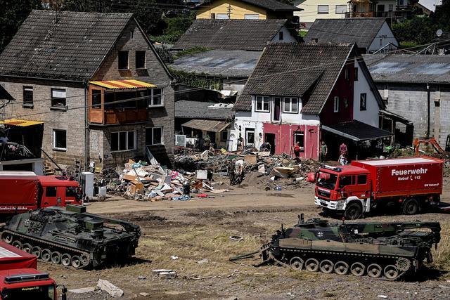 Les inondations dévastatrices dans l'ouest de l'Allemagne ont coûté la vie à au moins 165 personnes, selon un nouveau bilan lundi, alors que de nombreuses personnes sont toujours portées disparues. [KEYSTONE - SASCHA STEINBACH]