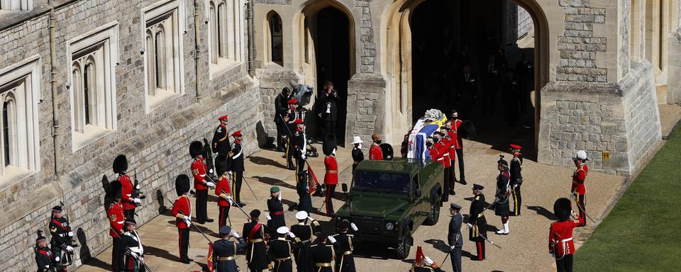 Le corps du prince Philip a été transporté à bord d'un austère pick-up Land Rover vert que le duc d'Edimbourg a lui-même contribué à modifier. [Keystone - Adrian Dennis/Pool via AP]