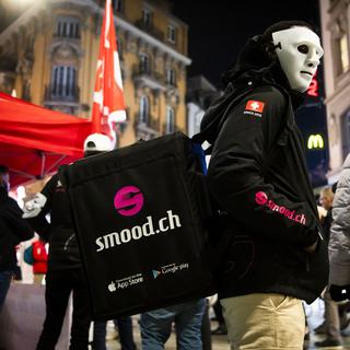 Des salariés de Smood manifestent lors d'une action le jeudi 11 novembre 2021 à Lausanne. [Keystone - Jean-Christophe Bott]