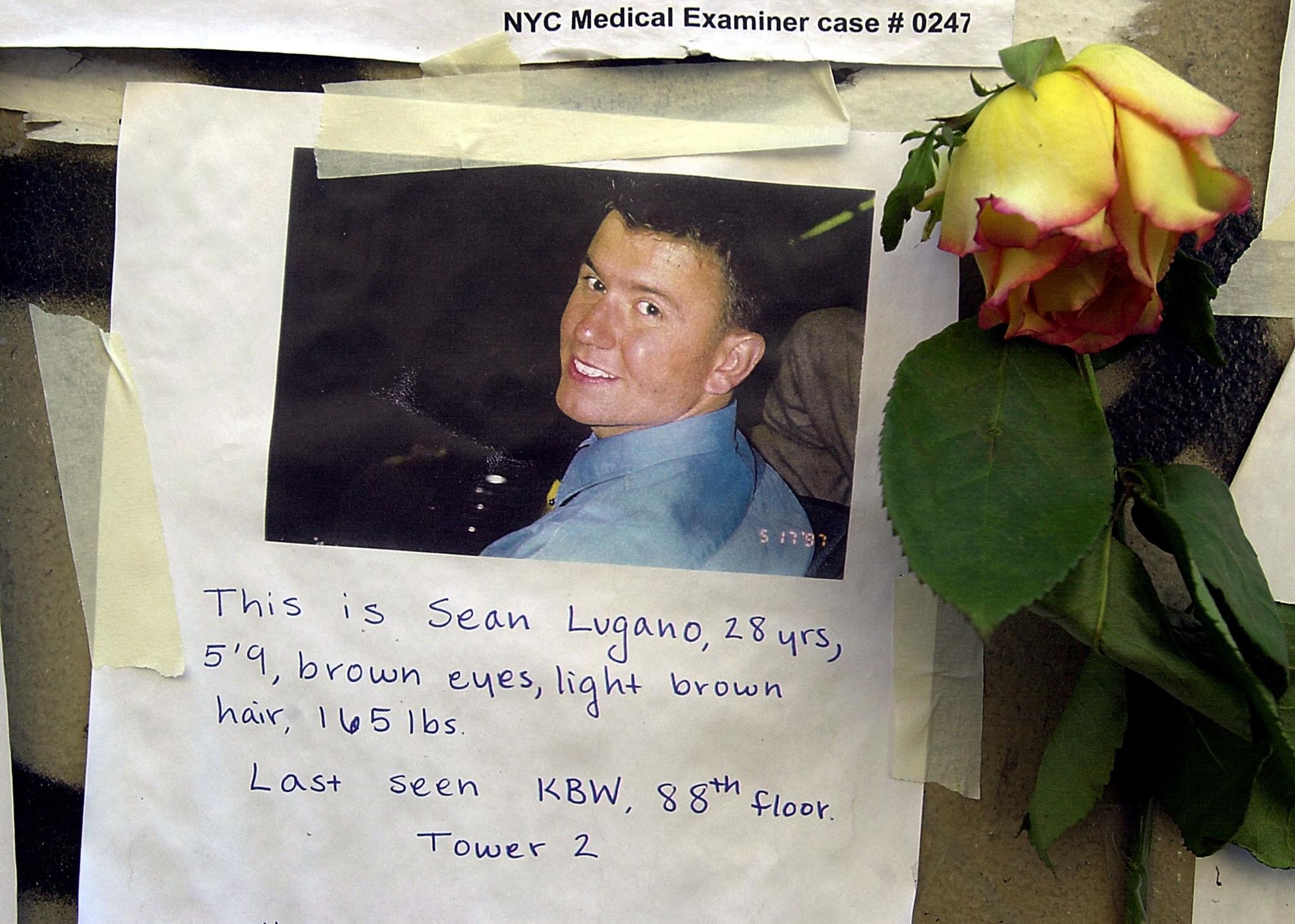 Le portrait d'un jeune homme disparu placardé près de Ground Zero. [afp - Tannen Maury]