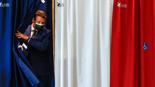 Emmanuel Macron dans un bureau de vote de Paris le 20 juin 2021. [EPA/Keystone - Christian Hartmann]