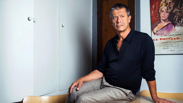 L'écrivain français Emmanuel Carrère chez lui à Paris en août 2020. [Photo12 via AFP - Damien Grenon]