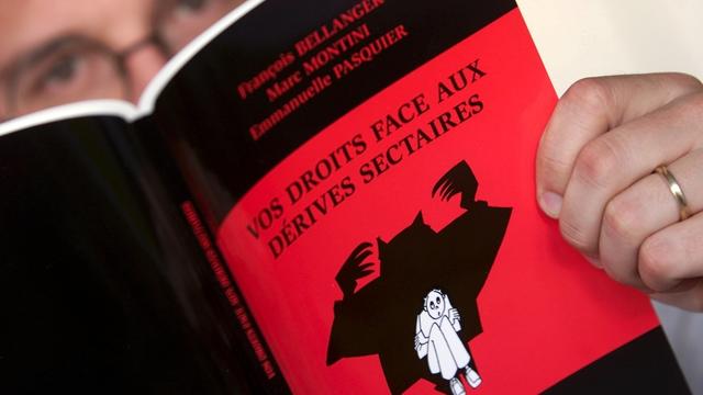 Un livre parlant de dérives sectaires, publié en 2001. [Keystone - Laurent Gillieron]