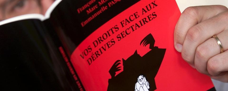 Un livre parlant de dérives sectaires, publié en 2001. [Keystone - Laurent Gillieron]