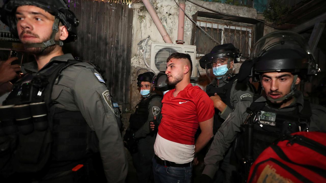 La police israélienne arrête un manifestant palestinien dans le quartier de Sheikh Jarrah, le 5 mai 2021. [Reuters - Ammar Awad]