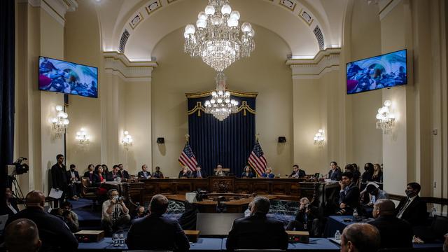 Tous les yeux sont tournés vers les moniteurs montrant les confrontations au Capitole, lors d'une séance de la Commission d'enquête sur le 6 janvier. Washington DC, le 27 juillet 2021. [Keystone/epa - Bill O'Leary/POOL]