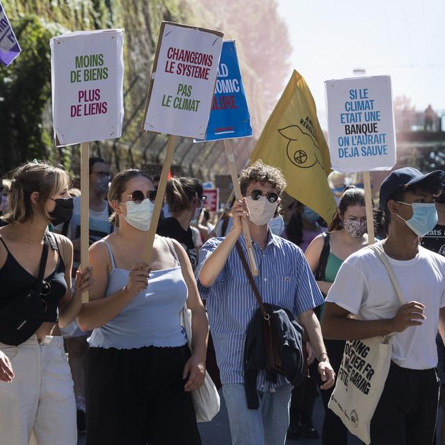 Des militants manifestent dans les rues de Lausanne lors de la grève du climat le 4 septembre 2020 à Lausanne. [Keystone - Cyril Zingaro]